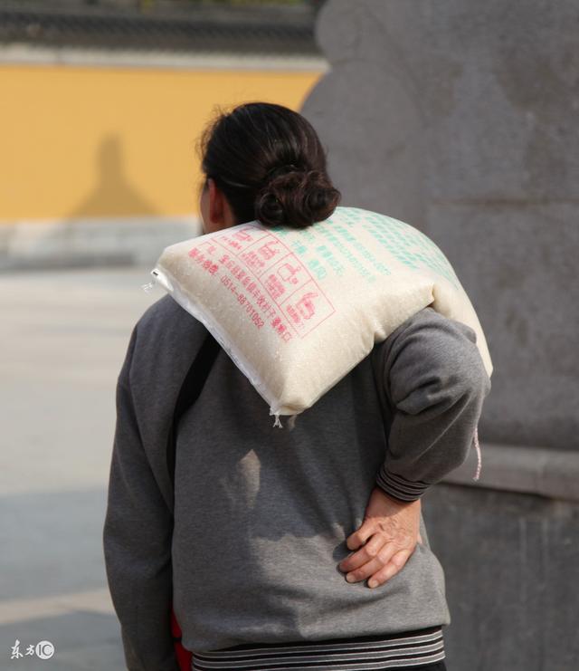 父親西去，30萬家產送阿姨，子女不服前去要知實情，再給20萬