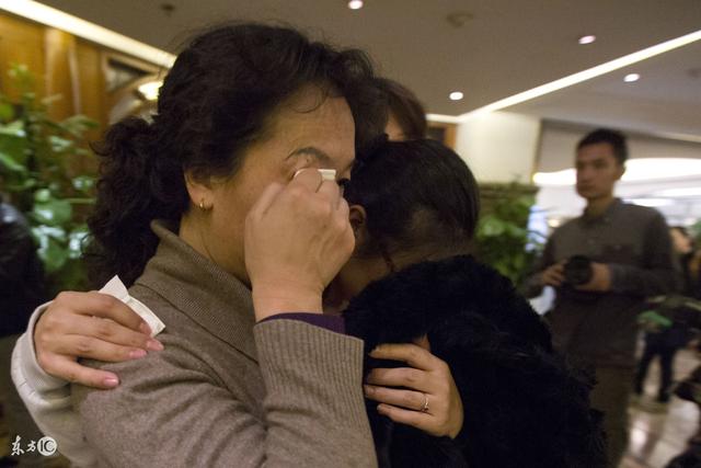 父親西去，30萬家產送阿姨，子女不服前去要知實情，再給20萬