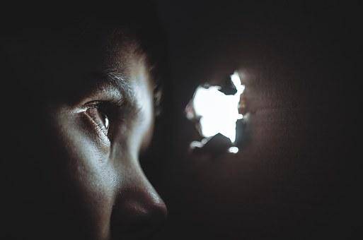 新婚妻子懷孕卻被絆倒，我揪著兒子的衣領，他卻說出這樣的一番話