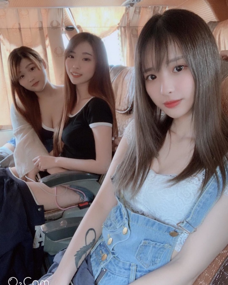 畢業旅行,「最懂玩」的同學都坐在最後一排！沒想到天菜同學「卸下制服」大解放...