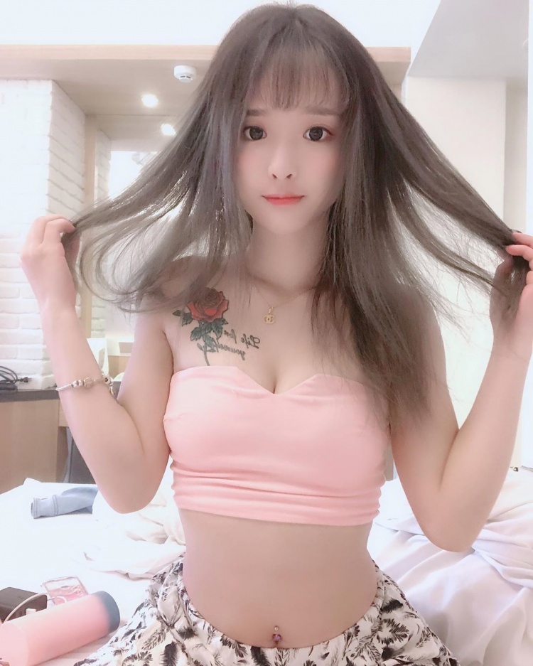 畢業旅行,「最懂玩」的同學都坐在最後一排！沒想到天菜同學「卸下制服」大解放...
