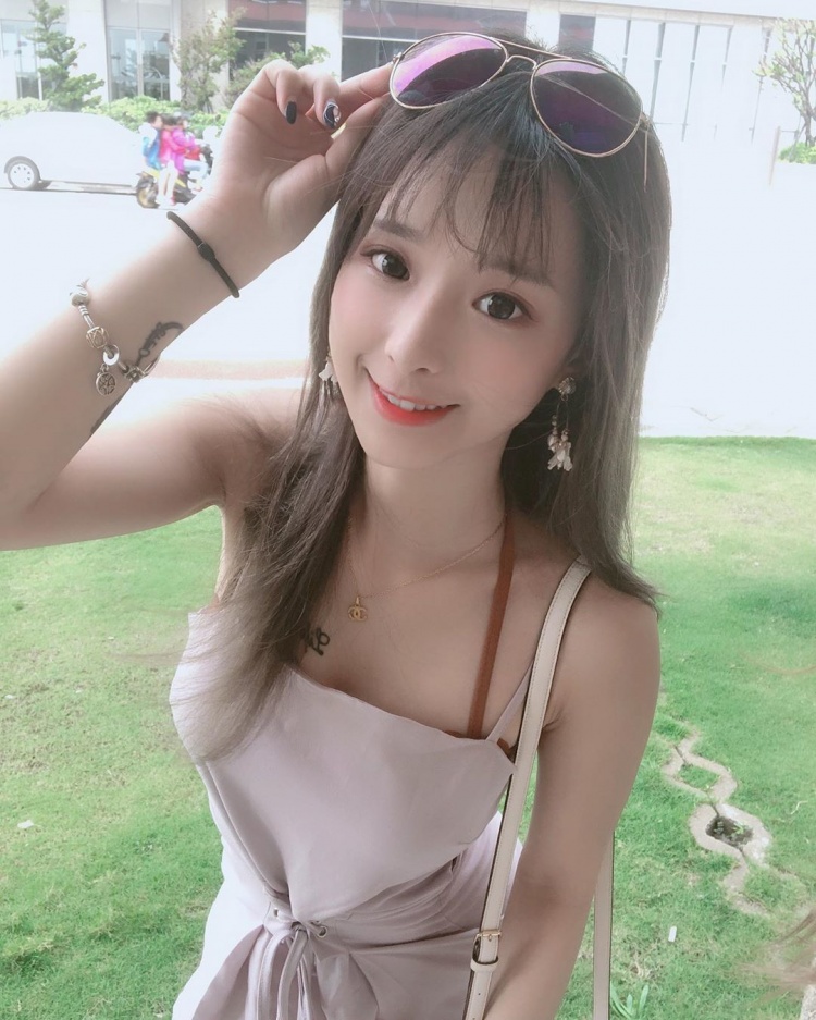 畢業旅行,「最懂玩」的同學都坐在最後一排！沒想到天菜同學「卸下制服」大解放...