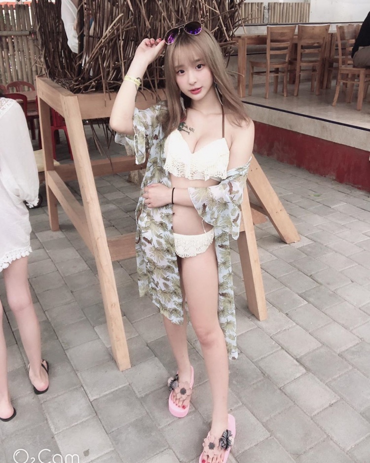 畢業旅行,「最懂玩」的同學都坐在最後一排！沒想到天菜同學「卸下制服」大解放...