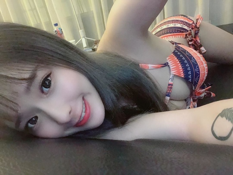 畢業旅行,「最懂玩」的同學都坐在最後一排！沒想到天菜同學「卸下制服」大解放...