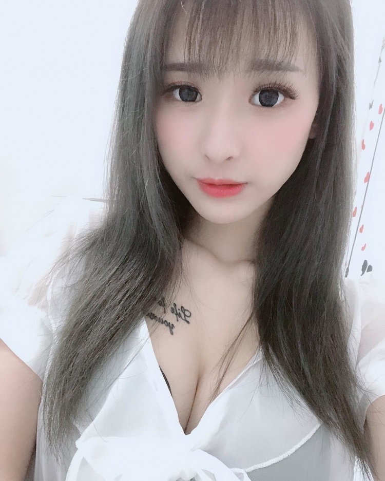 畢業旅行,「最懂玩」的同學都坐在最後一排！沒想到天菜同學「卸下制服」大解放...