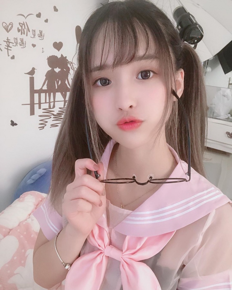 畢業旅行,「最懂玩」的同學都坐在最後一排！沒想到天菜同學「卸下制服」大解放...