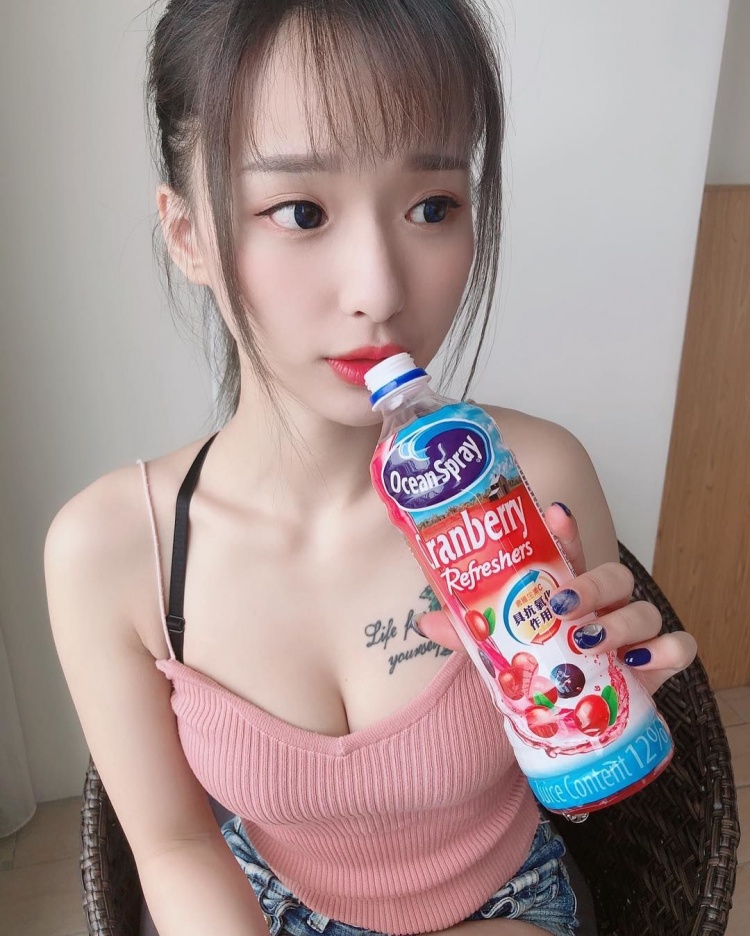 畢業旅行,「最懂玩」的同學都坐在最後一排！沒想到天菜同學「卸下制服」大解放...