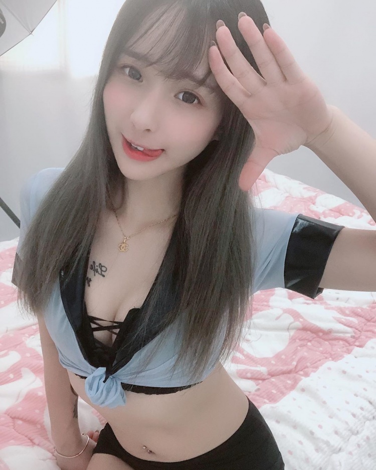 畢業旅行,「最懂玩」的同學都坐在最後一排！沒想到天菜同學「卸下制服」大解放...