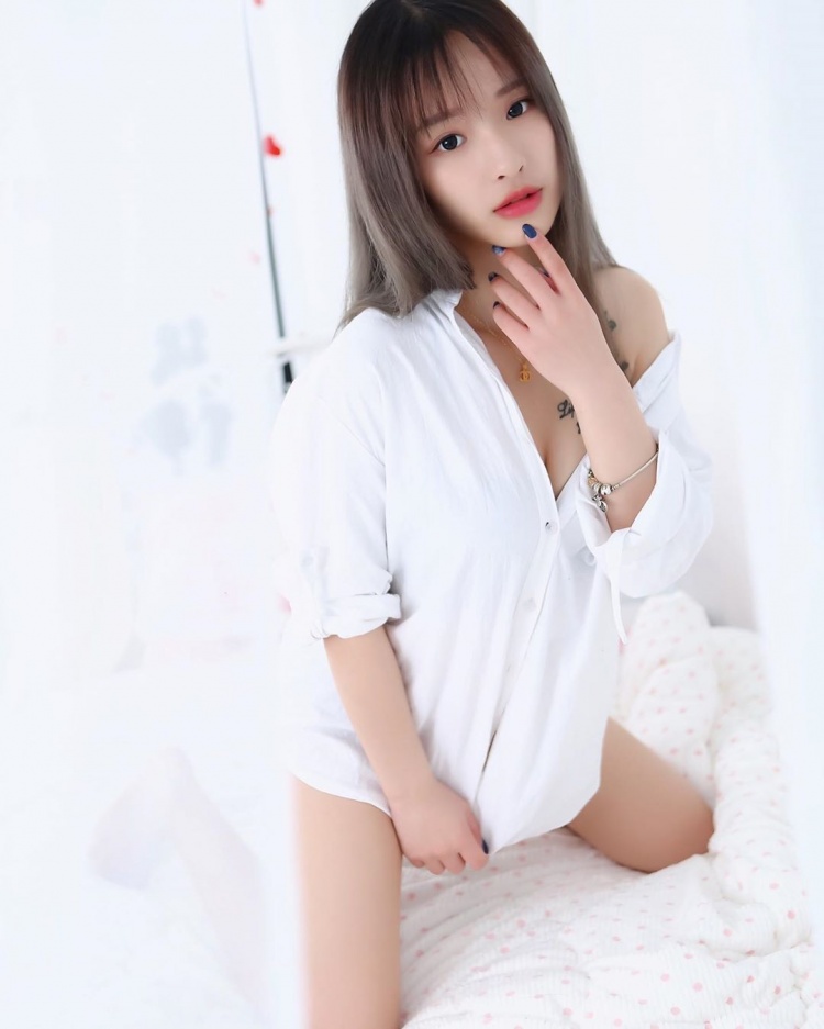 畢業旅行,「最懂玩」的同學都坐在最後一排！沒想到天菜同學「卸下制服」大解放...