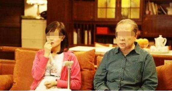 生下女兒婆婆送條金鏈子，我隨手扔垃圾桶，老公一個勁的誇我聰明