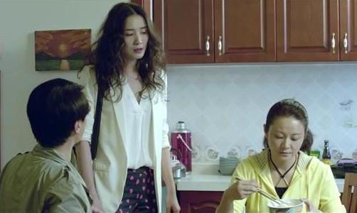 在娘家住了兩月後回家，發現門鎖被換了，隨後鄰居一番話我踹了門