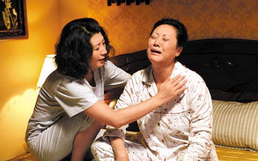 我母親出事婆婆借2萬，路上偶然聽到鄰居對話，我立馬還給婆婆3萬
