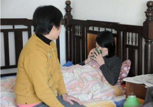 我懷孕婆婆來照顧，夏天她卻一直穿長袖，偶然見她廚房洗碗我哭了