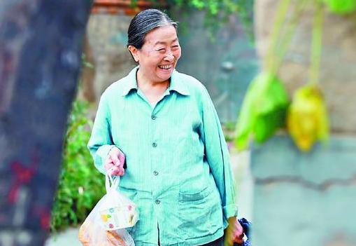 我懷孕婆婆來照顧，夏天她卻一直穿長袖，偶然見她廚房洗碗我哭了