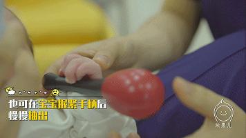 新生兒練習抓握很有必要，聰明家長都這樣做