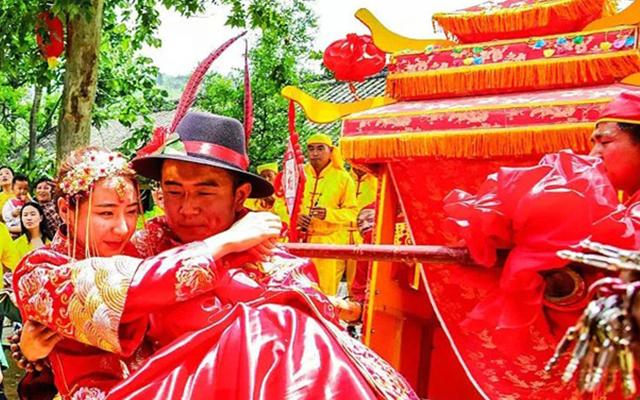 妻子去上班不願丈夫送，丈夫不解，偷偷跟蹤一看不淡定了