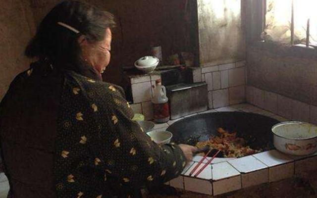 母親逼女兒賣房給弟弟，2年後又讓收回房子，女兒不淡定了！