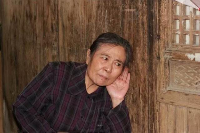 去城裡照顧兒媳，出門忘取東西，返回拿時聽到對話，捂緊嘴巴