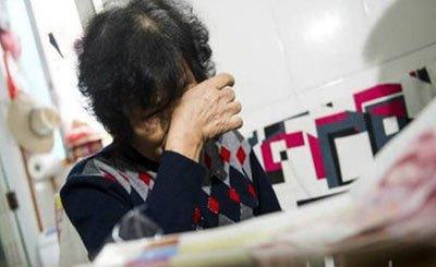 去城裡照顧兒媳，出門忘取東西，返回拿時聽到對話，捂緊嘴巴