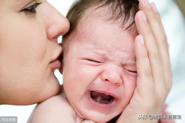 新生寶寶為什麼「百日哭」？別只惱「夜啼郎」煩，卻不知寶寶痛