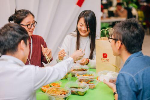 女友給爸媽做的飯我吃一口就吐，可他們的反應讓我難以置信