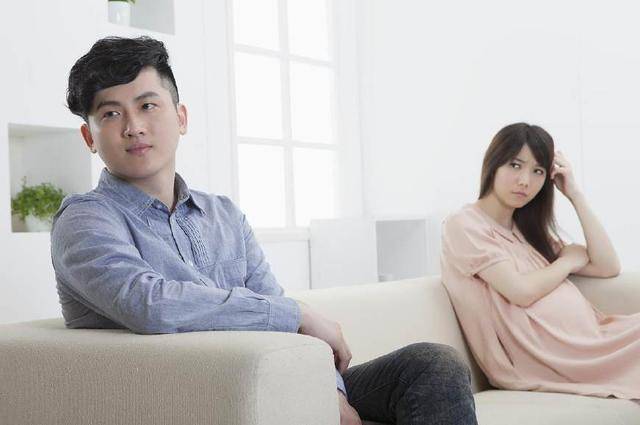 結婚三年未孕，生病老公說沒空回，聽到廚房有人做飯，我當場愣了