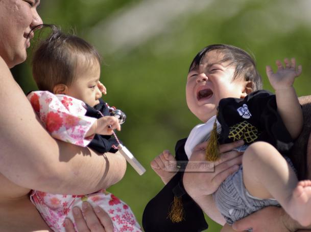 寶寶不愛吃飯干著急？跟我婆婆學了2個小妙招，孩子主動抱碗吃