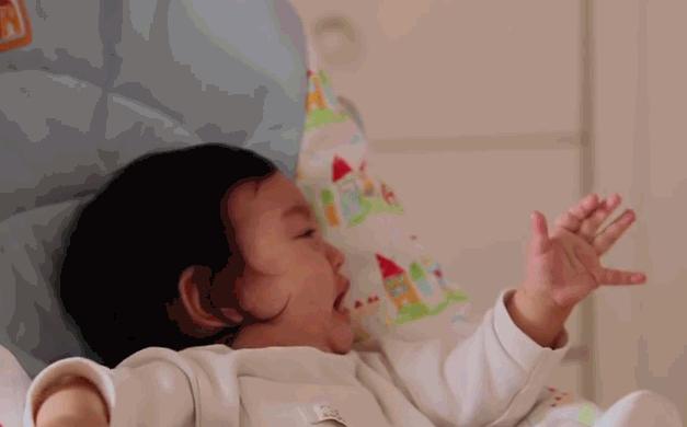 寶寶不愛吃飯干著急？跟我婆婆學了2個小妙招，孩子主動抱碗吃