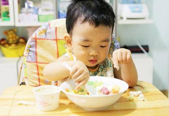 寶寶不愛吃飯干著急？跟我婆婆學了2個小妙招，孩子主動抱碗吃