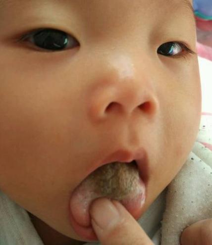 寶寶不愛吃飯干著急？跟我婆婆學了2個小妙招，孩子主動抱碗吃