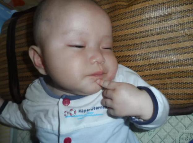 寶寶不愛吃飯干著急？跟我婆婆學了2個小妙招，孩子主動抱碗吃