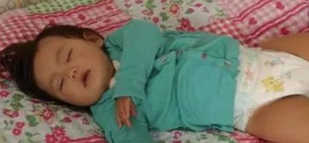 寶寶不愛吃飯干著急？跟我婆婆學了2個小妙招，孩子主動抱碗吃