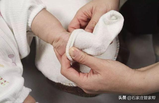 夏季再熱，家長也要做好「兩捂一飲」，不然小病總纏娃