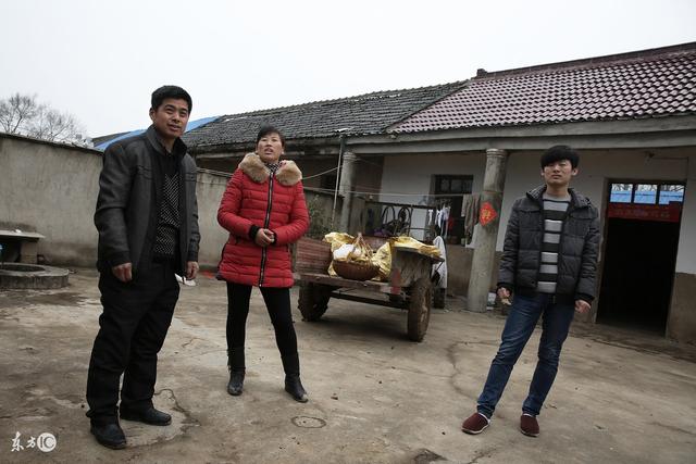 夫婦倆火車上撿棄嬰，養了二十年後有錢親爹來找，他跟親爹走了