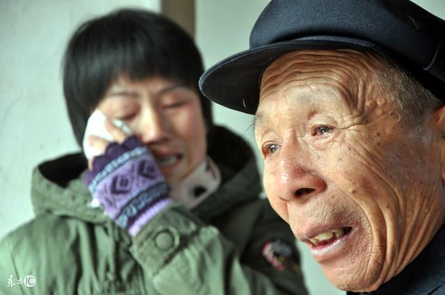 村頭女娃無人問，老頭抱回家卻被兒媳趕出，二十年後兒媳跪下喊爹