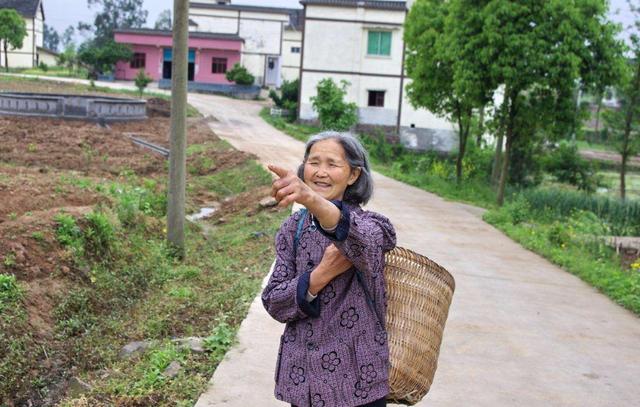 母女相依為命多年，女兒遠嫁母親沒來參加婚禮，隔天女兒回家愣了