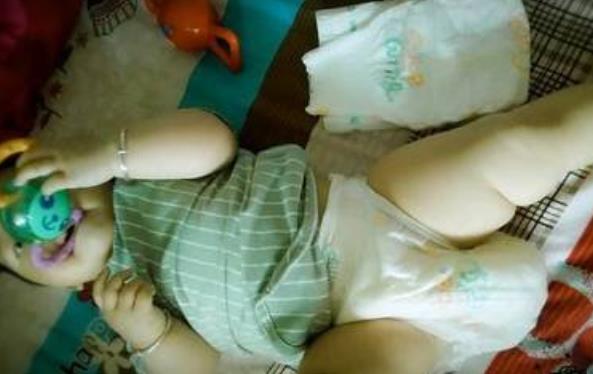 保姆帶孩子從沒尿濕過褲子，媽媽起疑打開家裡監控含淚叫來了警察