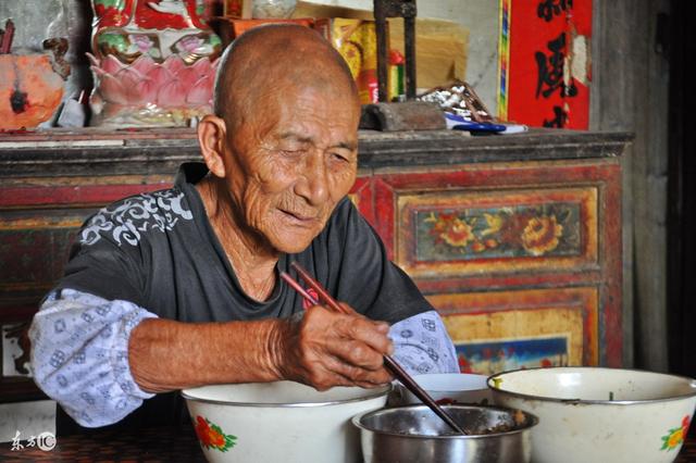 故事：嫌棄老人帶娃髒，把肉直接喂狗，兒子卻是直接撿起來吃了
