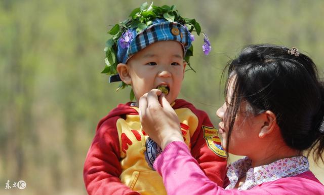 孤兒寡母生活艱難，進城路上給孩子披了件衣服，卻得了一百萬