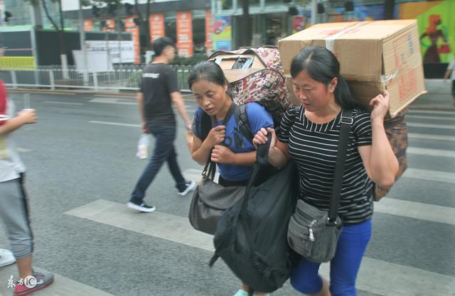 孤兒寡母生活艱難，進城路上給孩子披了件衣服，卻得了一百萬