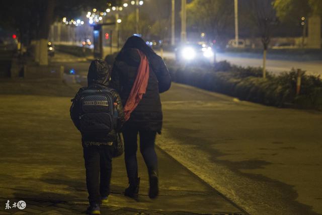孤兒寡母生活艱難，進城路上給孩子披了件衣服，卻得了一百萬
