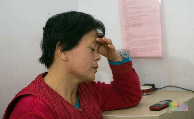 母親病危，兒女匆匆回家，臨終時拿出張卡，查餘額後兒女雙雙淚崩