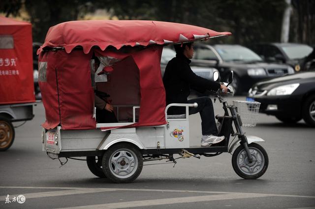 故事：老漢騎三輪車拉客撿到鑽戒，上交派出所卻是嚇出一身冷汗