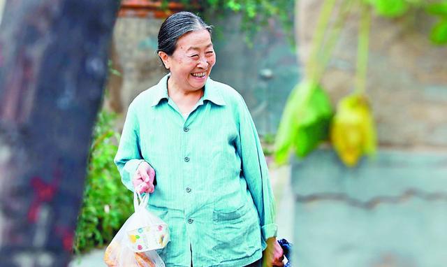 兒子倒插門，母親進城看望，親家母送她袋舊衣服，回家打開後愣了