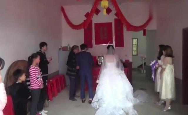 兒子倒插門，母親進城看望，親家母送她袋舊衣服，回家打開後愣了