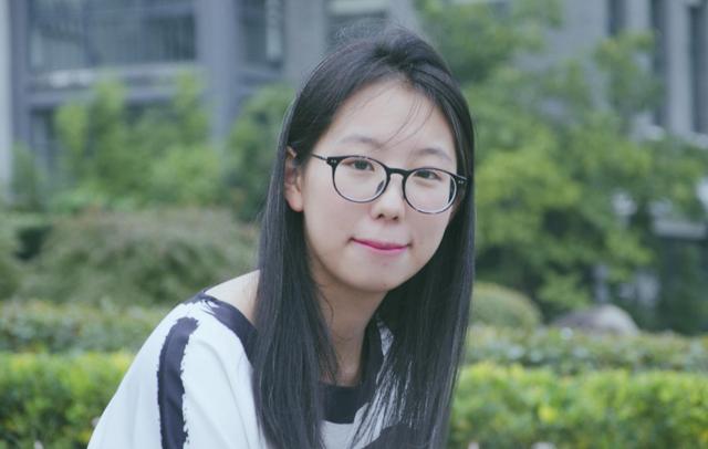 丈夫去世，婆婆大罵讓她滾，再婚時開來一排豪車，看見來人她愣了