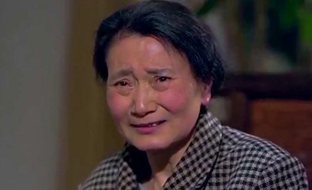 丈夫去世，婆婆大罵讓她滾，再婚時開來一排豪車，看見來人她愣了