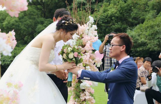 丈夫去世，婆婆大罵讓她滾，再婚時開來一排豪車，看見來人她愣了