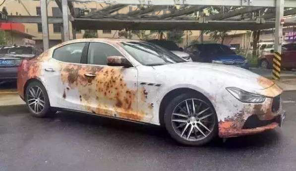 他花400萬買來新車卻一直頻繁被借，自從貼上一款「神奇車膜」後朋友們看到都調頭走了！
