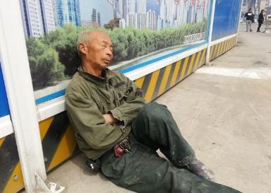 老伴去世，兒女不聞不問，老闆爽快拿出10萬，看清臉後老人愣住了